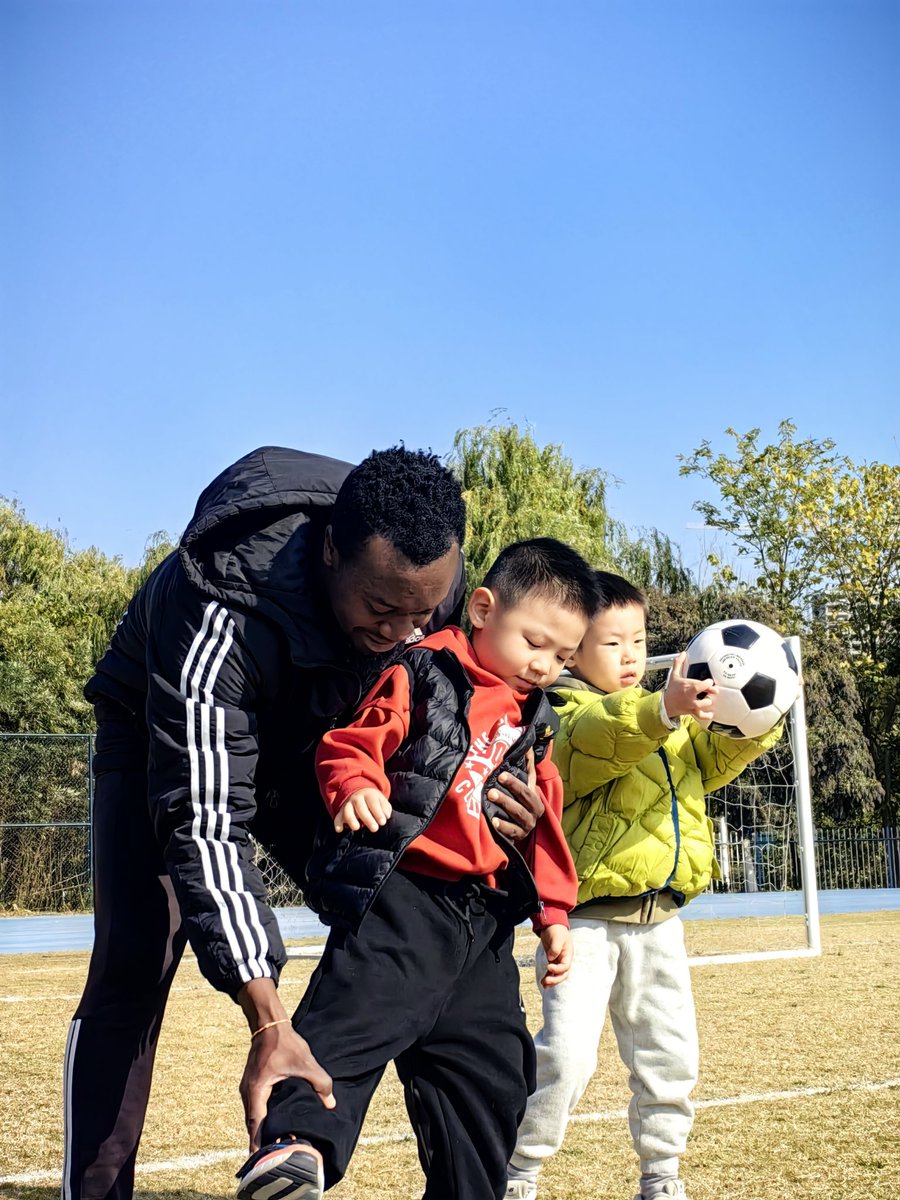 SadamJuma_'s tweet photo. All kids need is a little help, a little hope, and someone who believes in them,; #4future #grassrootsfootball #nolimits 💯 https://t.co/KDnLAUScdM