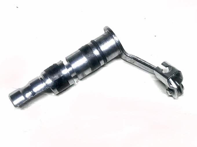 以前強化クラッチ切れ無い問題の時に買ったまま仕舞い込んでたキタコのクラッチレバーコンプ。純正より幅を2ミリ程広くする事で、より軽い力でクラッチの切れを向上させるという代物。ケーブル張ってギュッと握らないと切れなかったのが交換後はノーマル50ccの頃に近いタッチの軽さになった。 