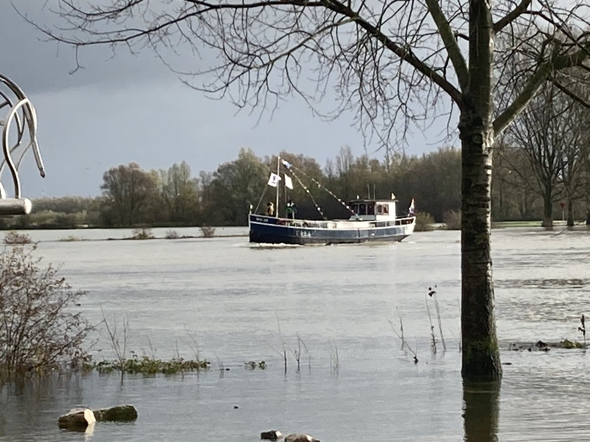 Sint in Dieren. Helaas kon de boot niet afmeren  ivm het hoge water. Onze brandweer bracht redding en heeft de Sint naar de veerstoep gebracht. Mooie actie en alle kinderen blij.