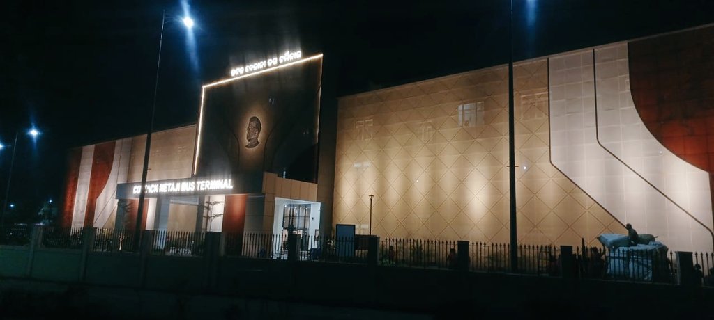 KarmiOram's tweet photo. Meals on Wheels #CuttackNetajiBusTerminal a new concept, tasted the Ruti & Chana Tar kari healthy and hygiene 😋. The bus terminal is neat and clean and well managed. Happy to go home via this route 🤩. https://t.co/3SyVVYcQ7B