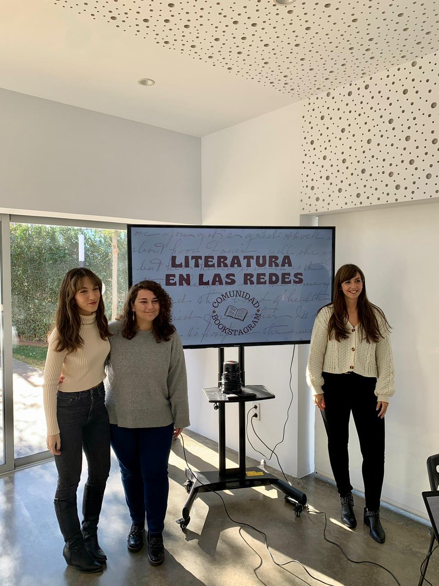 Mariabapi_'s tweet image. Charla de Literatura en Redes en el Club Santa Clara, Sevilla. 

Junto a Gloria Díaz y Lydia Rodríguez, he sido invitada a formar parte de esta charla para dar a conocer la literatura a través de las redes sociales, centrándonos concretamente en la comunidad Bookstagram ❤️📖