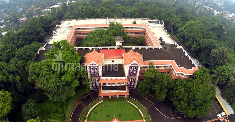 MuzarinOfficial's tweet photo. Sad to understand the  tragic and unfortunate incident that took place at #Cusat on the sidelines of @NikhitaGandhi Musical concert which killed four and injured many. My heart goes out with the families of those who lost precious lifes and wish speedy recovery to all the injured https://t.co/hdt9IqYuBn