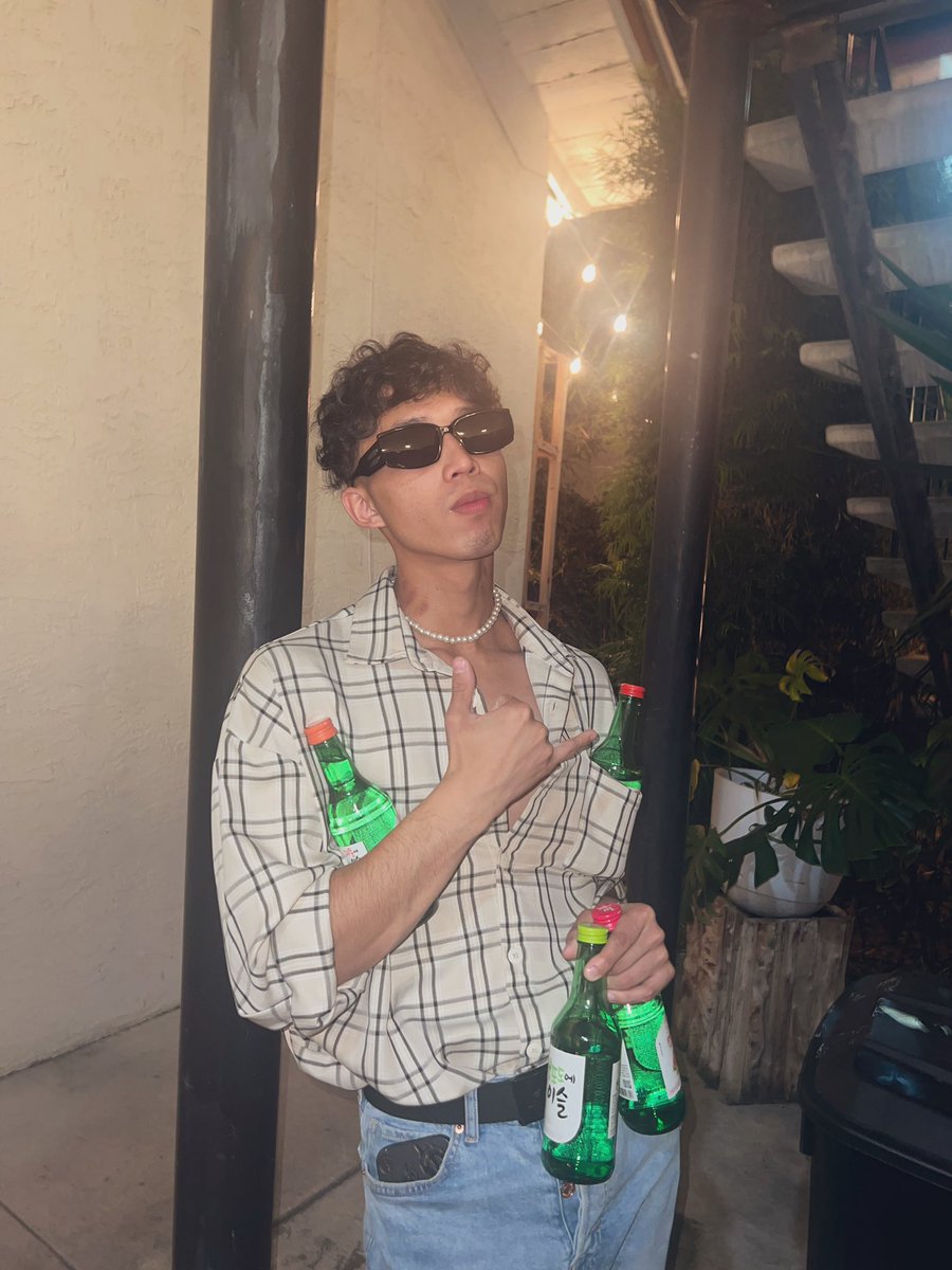Its_just_1andy's tweet photo. Can I have some soju to go please https://t.co/Ka0vZDQ55d