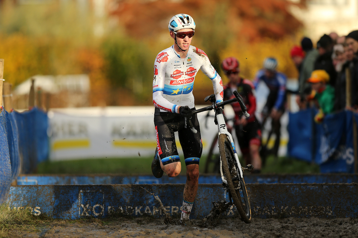 Good news for <a href="/vth_michael/">Michael</a>, after his crash in Kortrijk! 🤗

💬 Team doctor Frank De Winter: "Hospital examination did reveal a partial dislocation of the shoulder joint around his right collarbone, but no fractures."

(1/2)