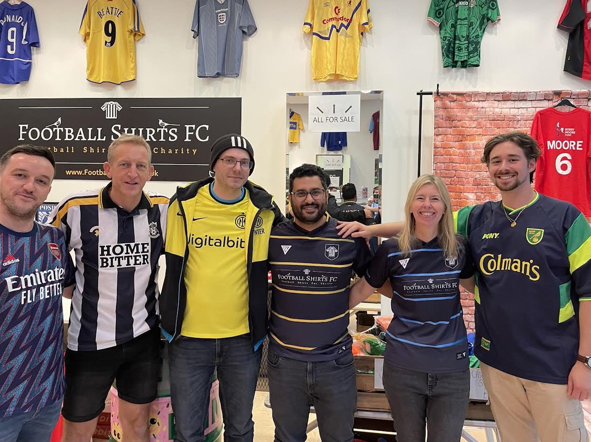 fsfcUK's tweet image. What a great day!
We were very, very flattered to receive a super special visit from #KitCommunity royalty, @vishihiho, @WorldOfShirts, @RudyR23 &amp;amp; @knockemdownes 👑🏰

It was a real pleasure 💫
Thank you so, so much for coming to see us! 🙏
#EveryShirtHasAStory ⚽️👕💛