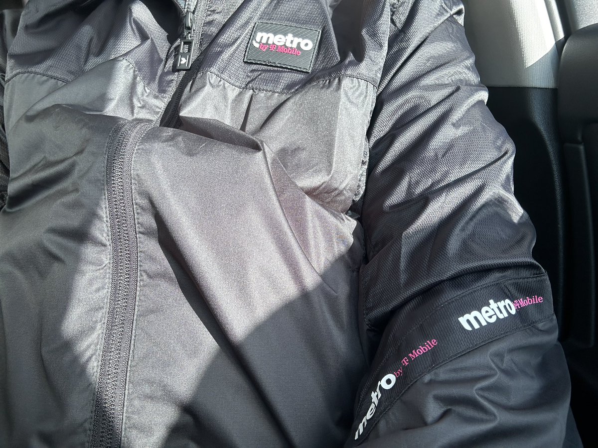 TM0Tang's tweet image. Working the @MetroByTMobile life #BlackFridayWeekend but still reppin team!!  #GoBucks #CentralEast @AlexBrownTMO @WinstonAwadzi @thayesnet