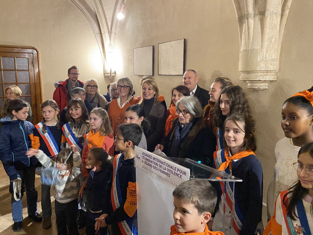 🟠 Rassemblement contre les violences faites aux femmes à Dijon. En ce 25 novembre, j’ai une pensée pour les Iraniennes qui luttent pour leur Liberté, pour les Afghanes qui souffrent du retour des talibans au pouvoir et pour toutes celles qui à travers le Monde voient leurs