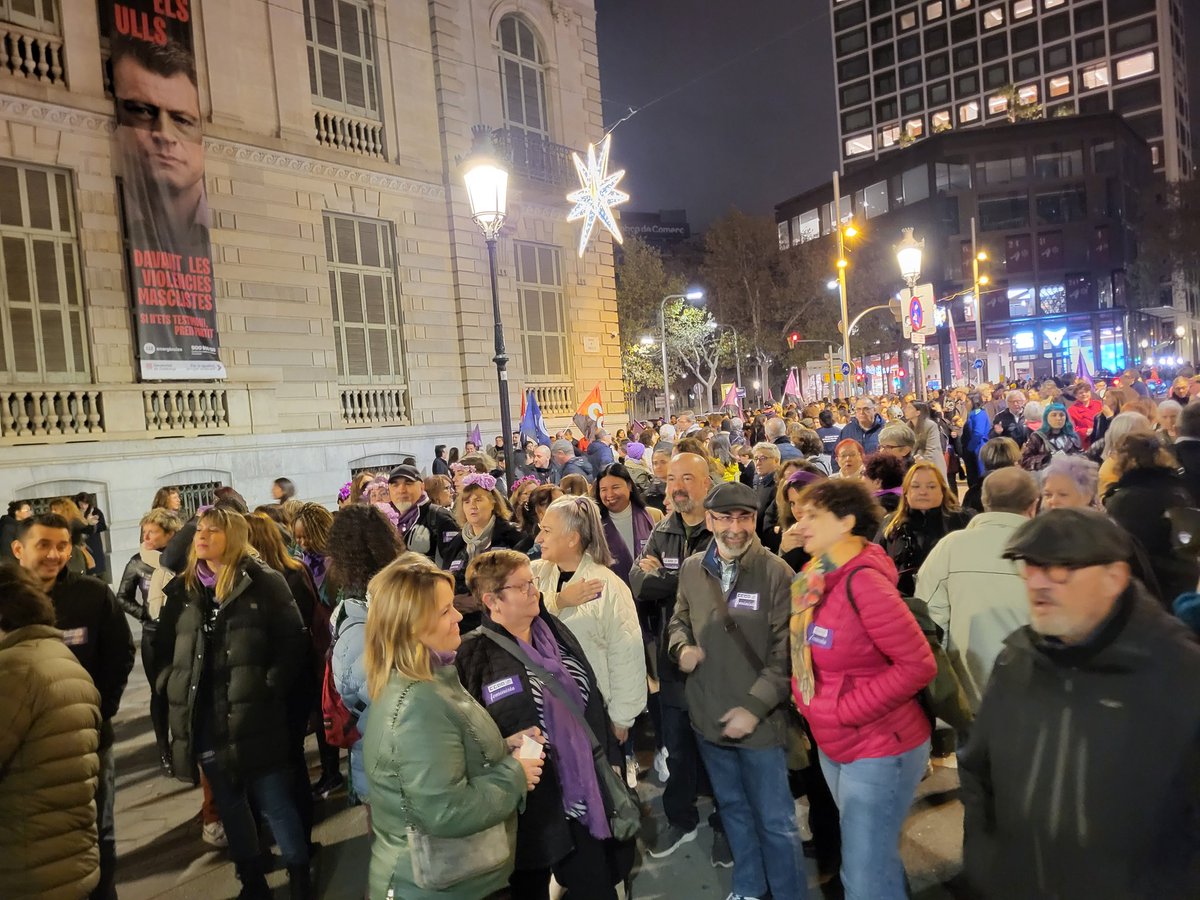 ccoocatalunya's tweet photo. Tot preparat per reivindicar la desaparició de la violència masclista #ShaAcabat #25Nov #25noviembre #ProuViolenciesMasclistes https://t.co/7QBE8HQoNL