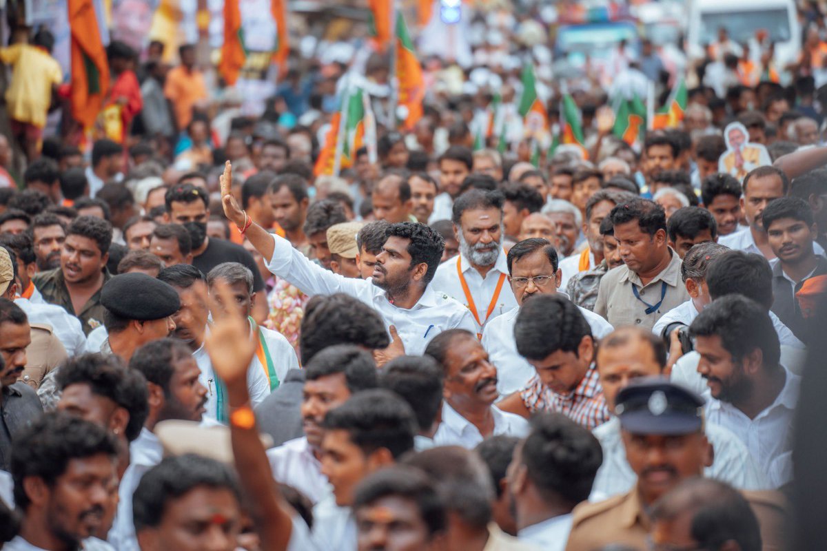 annamalai_k's tweet photo. இன்றைய #EnMannEnMakkal பயணம், தென் திருப்பதி என்றழைக்கப்படும், திருப்பதிக்கு இணையான பெருமை உடைய பிரசன்ன வெங்கடேச பெருமாள் ஆலயம் அமைந்திருக்கும் திருச்சி மாவட்டம் துறையூர் தொகுதியில், மாண்புமிகு பாரதப் பிரதமர் திரு @narendramodi அவர்களின் மீது பேரன்பு கொண்ட மக்களின் பெரும் ஆரவாரத்துடன் சிறப்பாக நடைபெற்றது. 

தமிழகத்தில் 6 முறை ஆட்சி செய்தும் துறையூர் தொகுதியில், ரயில் வசதி இல்லை, அரசுக் கல்லூரிகள் இல்லை. அடிப்படை வசதிகளை கூட நிறைவேற்றாமல் வைத்திருக்கிறது. கல்விக்கேற்ற வேலைவாய்ப்பை உருவாக்காமல் இளைஞர்கள் வேலைக்காக வெளியூர், வெளி மாநிலங்களுக்குச் செல்லும் நிலையில்தான் 60 ஆண்டு கால ஆட்சி உள்ளது. (1/6)