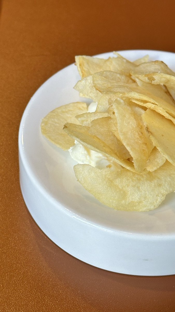 ✨ 성수 세밀
   
메뉴 나오기 전에 생크림(같은 것)을 깔고 앉은 감자칩을 줌(맥주..땡겨...)쫀득한 뇨끼와 버섯향 잔뜩 나는 크림의 조화가 멋지고 생전 처음보는(좋은뜻) 파스타면이었는데 소스가 매콤해서 뇨끼와 번갈아 먹으니 굿♡
👉🏻후식 아이스크림도 있음(중요)
   
#임세준예의 #숩첩반상