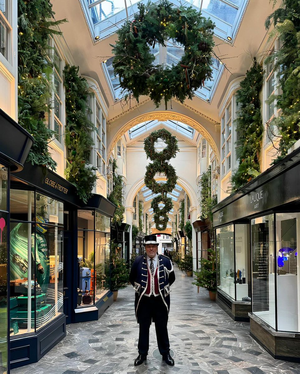 Only one month until Christmas. Are you excited yet? ❤️🎄🌟📆 📍 Burlington Arcade 📸 @luke_through_my_lens/IG