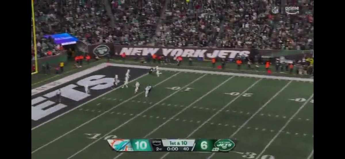 Bcaltman's tweet photo. @russ_lyman @Connor_J_Hughes Uhh no they weren't. 

Here they are about a second before the ball comes down (on the goal line btw). 

Nobody lining it up or seemingly aware of where the ball is, not one Jet in the end zone. https://t.co/a57SllY7n2