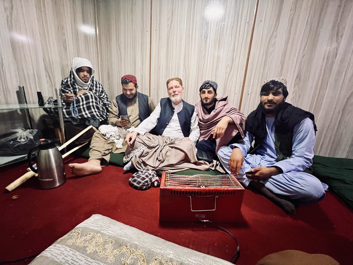 AfghanistanSola's tweet photo. له خپلو ګرانو مجاهدینو ورونو سره. ⁦@HjranSraj⁩ https://t.co/BUKEzldfuQ