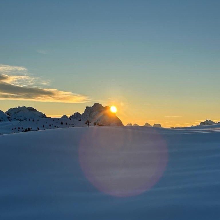 Manca poco al 5/12, inizo della stagione sciistica 2023-24 🎿! Rilassatevi ma nel contempo ricaricate le batterie, nell'attesa,
vi regaliamo questo scatto dalle Dolomiti di Arabba 🏔, dove la magia della neve si fonde con le prime luci del mattino. ☀

#arabba #fodom #dolomites