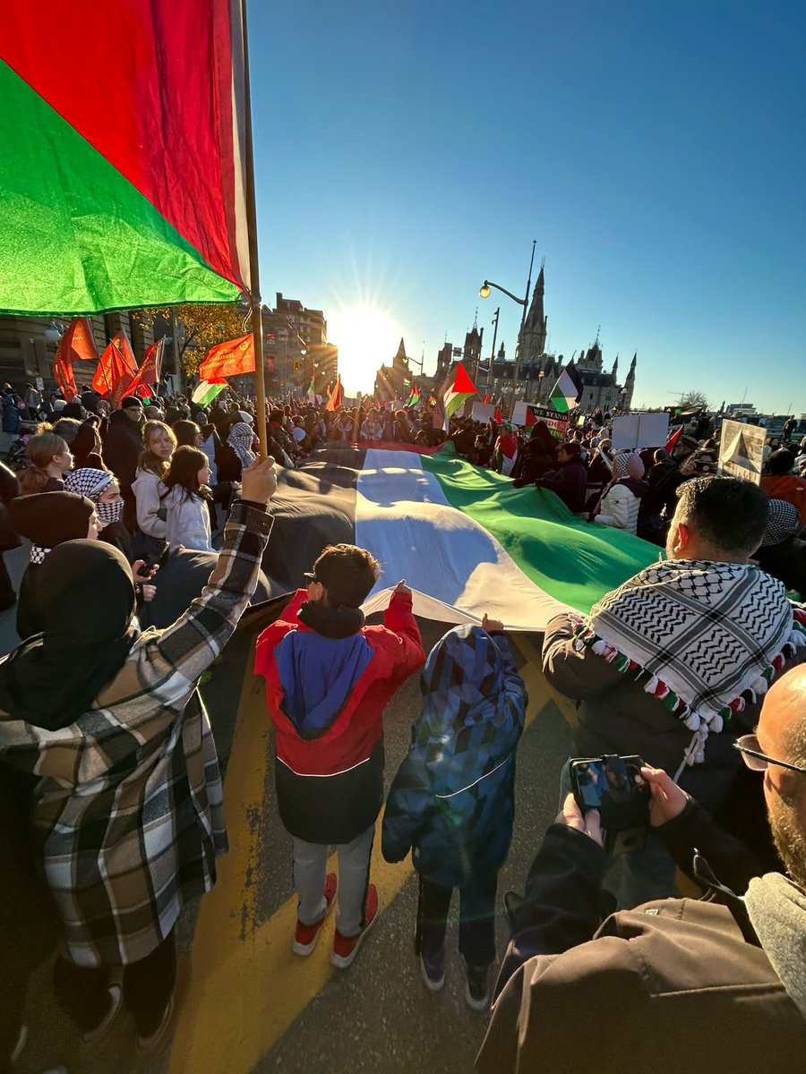 بنتي اجاها اتصال اليوم من مديرة العيادة/ المستشفى اللي بتشغل فيها 
- رايحة معنا على مظاهرة نصرة فلسطين اليوم؟
- لا لان عندي دوام.
- بسيطة غيرتلك الدوام و الكل رايح. 

بتعرفو ليش إسرائيل ما عندها سطوة على الجيل اللي عمره ١٦ لل ٢٦ ؟  لان هيدا الجيل معلوماته حرة و ما بيحضر فوكس نيوز