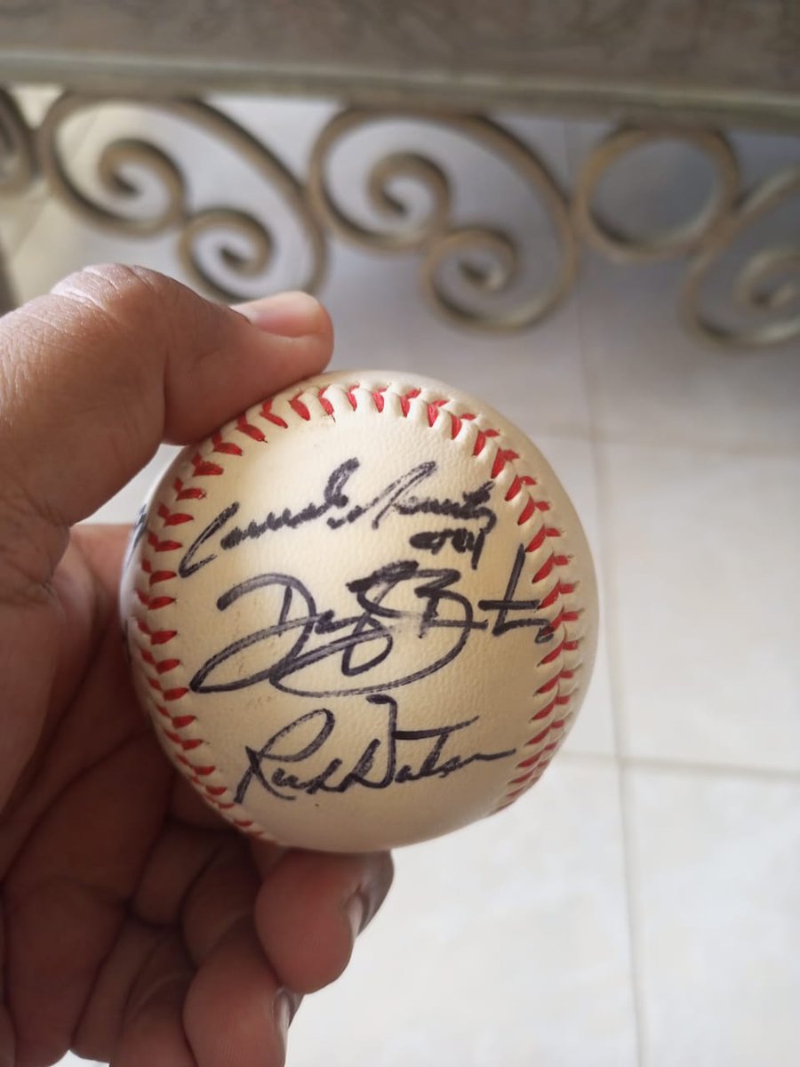Felicitaciones a <a href="/Cafejr40/">Cafe jr</a> por su hit # 493 en la liga, premio a la constancia y disciplina, tengo está pelota firmada por tú Papá en 1991 en el viejo estadio de los #MediasBlancas , tenía 12 años, estuvimos sentados por los lados de la 3B, cómo olvidarlo. <a href="/TigresOficiales/">Tigres de Aragua</a>