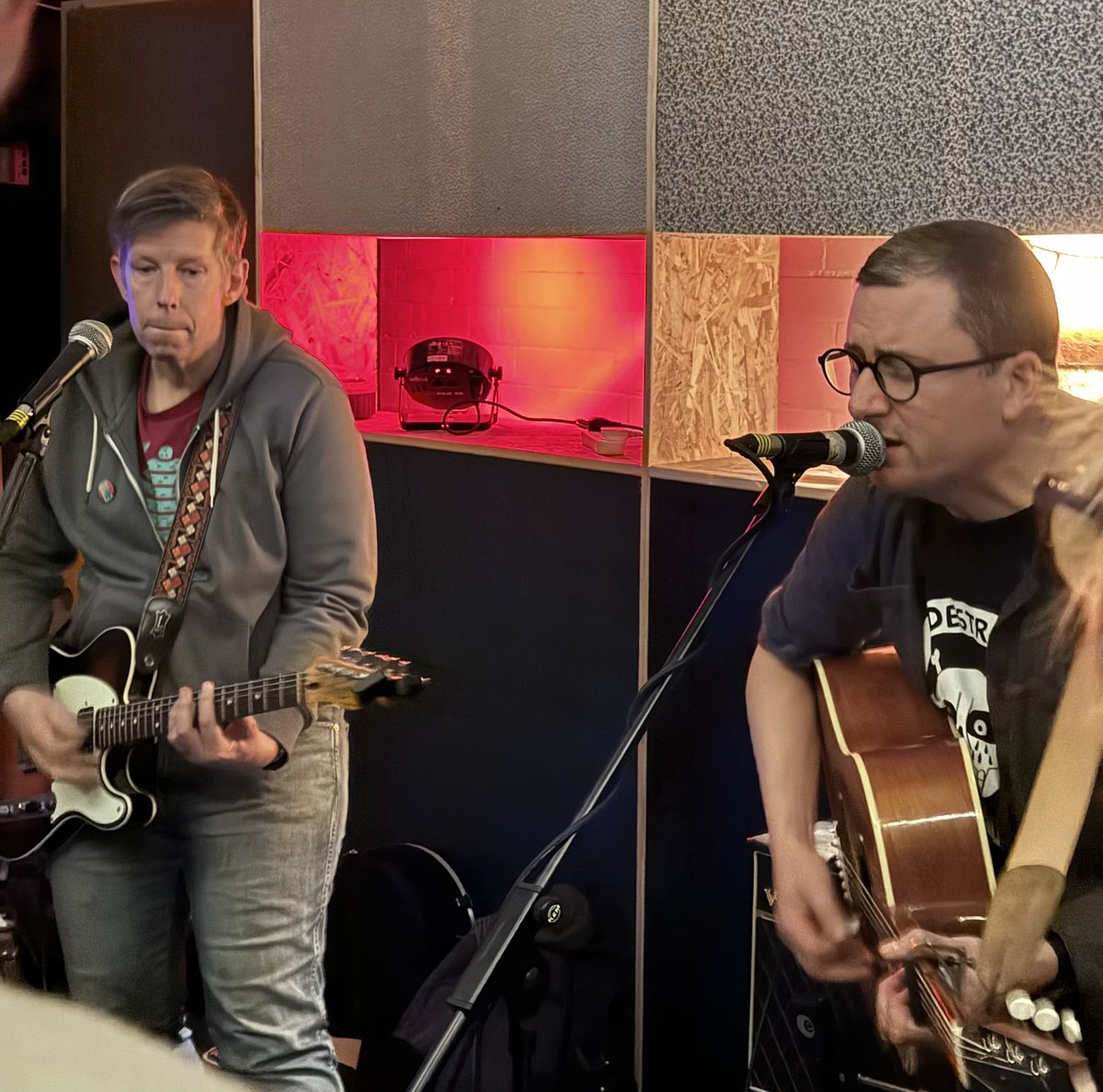 CranleyTowers's tweet photo. Well, that was special! A fab night, with Indiepop legends @darrenhayman and @witheredhand uniting to create something magical! ✨ @JTSoar Thanks to @indiefjord for bringing these guys together! 🏔️ 🇳🇴 🎶 https://t.co/91oQBkyq9T