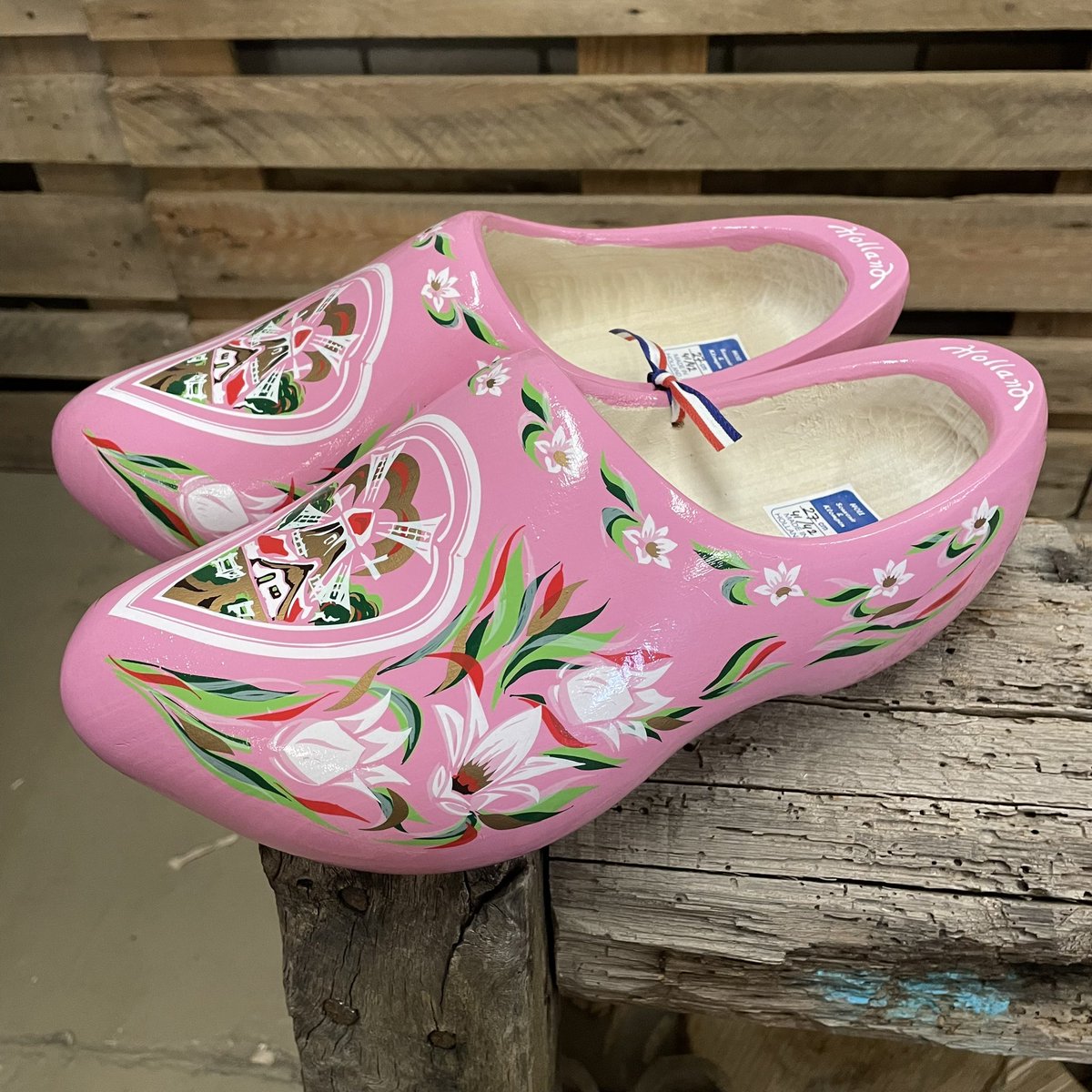 🌷HOUTEN 🪵DRAAGKLOMPEN🌷

Altijd al eens op klompen willen lopen? 
Check dan onderstaande link met al onze mooie verschillende decoraties:

happyclogs.nl/c-5560345/klom…

Of kom langs in onze klompenwinkel in Nijnsel.
Elke werkdag open van 08.30 tm 17.00 uur.