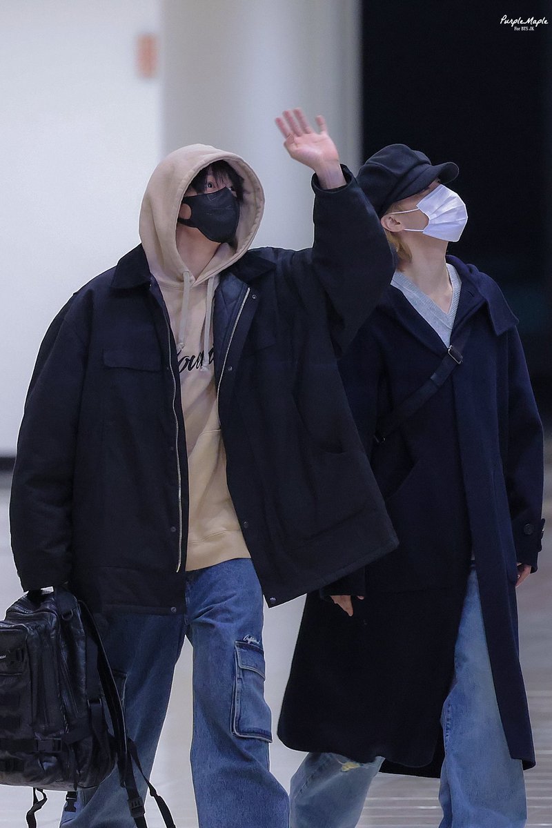 Purplemaple_jk's tweet photo. 231123 김포공항 출국
둘다 너무 귀엽다🥹

#방탄소년단 #BTS #정국 #JUNGKOOK #지민 #JIMIN @BTS_twt https://t.co/tsUbN0Xcs9