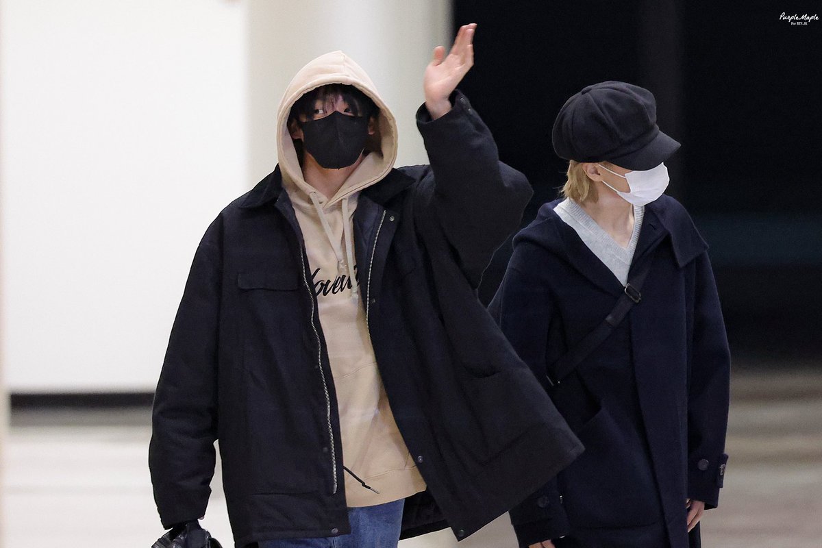 231123 김포공항 출국
둘다 너무 귀엽다🥹

#방탄소년단 #BTS #정국 #JUNGKOOK #지민 #JIMIN <a href="/BTS_twt/">방탄소년단</a>