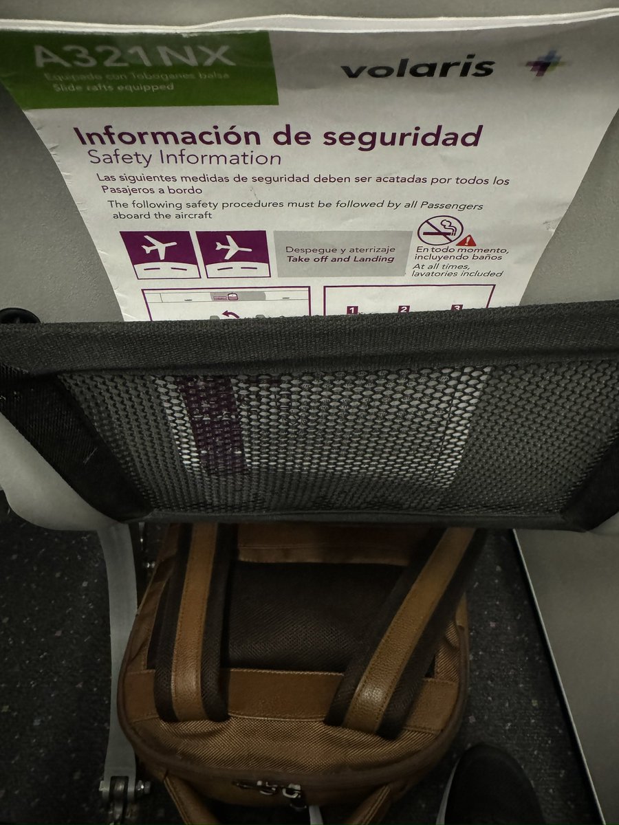 jonnydeep's tweet image. No se para que es uno cliente @viajaVolaris @flyvolaris #VClub si a pesar de tener los espacios mas reducidos de avión que he visto todavía le piden a uno que ponga su mochila en los pies, no tienen vergüenza de la porquería de servicio que ofrecen. Vuelo 381 Tijuana-Culiacán