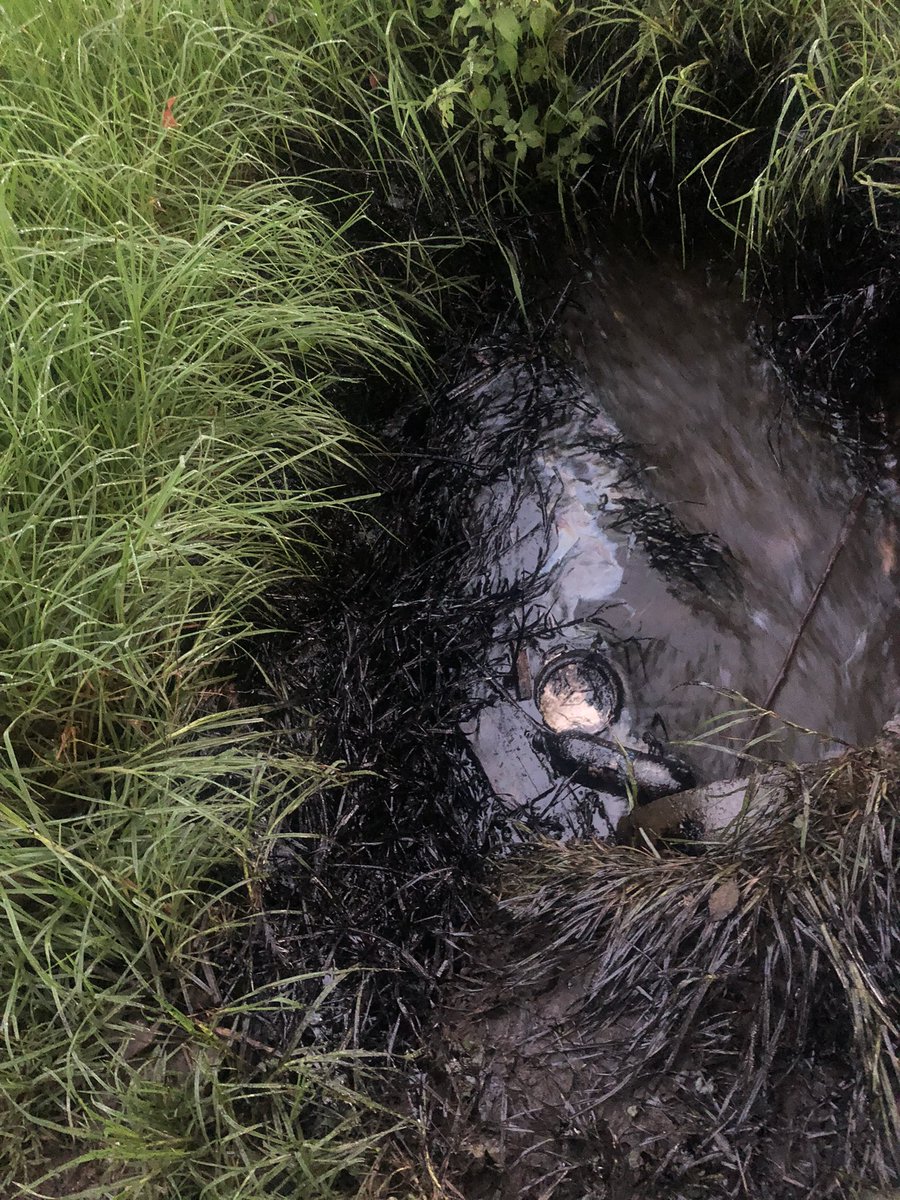 isabelchumi05's tweet photo. En plena crisis del agua es lamentable ver cómo aún no se toma conciencia.
Desechos de hidrocarburos provenientes seguro del asfaltado de la vía Rosas - La Asunción, derramados en pleno caudal de agua
#contaminación #agua #prefecturaazuay https://t.co/TSnjIghFJJ