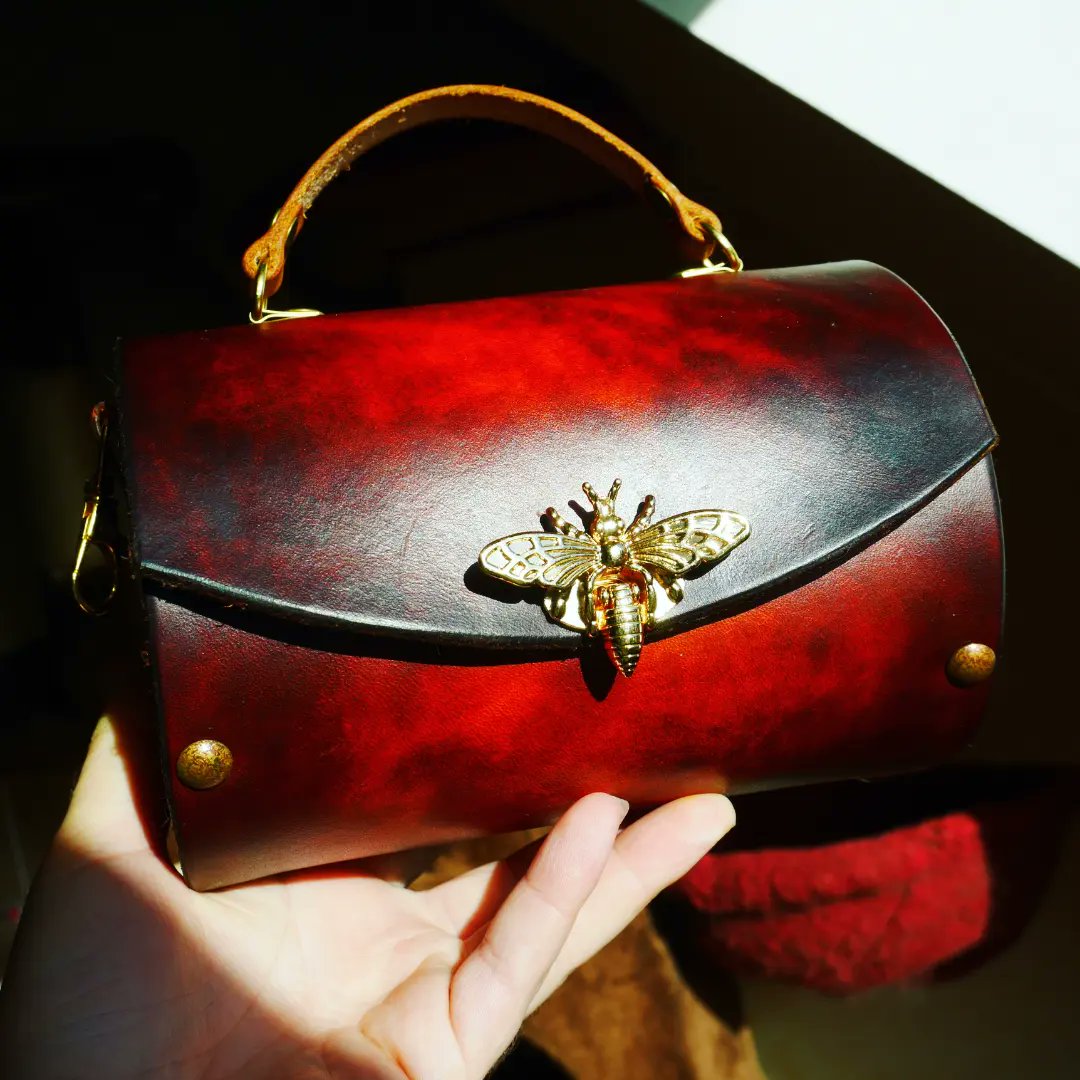 ✂ Nouvelle artisanerie !
Cuir et bois, fermoir abeille. Teint, traité, assemblé à la main, design perso.
 Fun fact: le cuir et le bois ont été traités avec un baume à la cire d'abeille 
Une bride est inclue pour porter le sac en bandoulière. 
Rt pour faire connaitre mon travail!