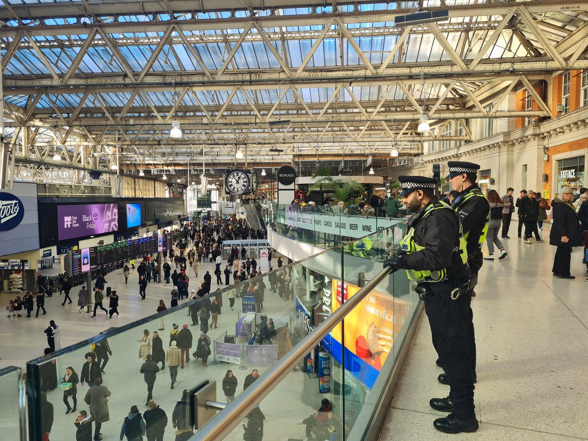 Another beautiful day at London #Waterloo Station and @BTP officers are here to help and protect. Text 61016 if you need us, 999 in an emergency.