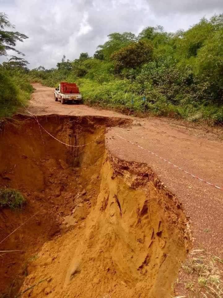 Cosa76's tweet photo. 🔴 Éboulement axe Onga-Akieni coupé 🛣🚦🚧
#Gabon, pays pétrolier🛢 depuis plus de 60 ans mais avec des routes d'un pays en guerre.
Bravo aux PDGISTES nommés au gouvernement et aux Bongo encore en liberté et aux entreprises FRANÇAISES @GroupeColas @Meridiam #Sobea #Satom https://t.co/kYV9cUx0sk