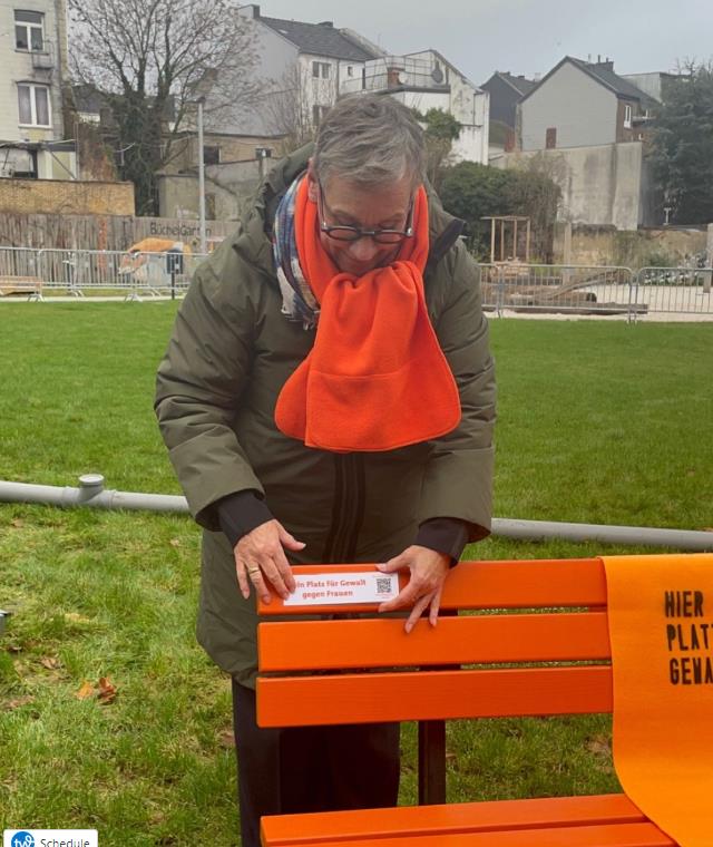 SibylleKeupen's tweet photo. Anlässlich des internationalen Tages gegen #Gewalt an Frauen, haben ZONTA e.V., das #Gleichstellungsbüro der Stadt #Aachen, die Koordinatorinnen für #Bushof #Kaiserplatz/Östliche #Innenstadt "Orangefarbene Bänke" aufgestellt. https://t.co/KepIlgHyhB
