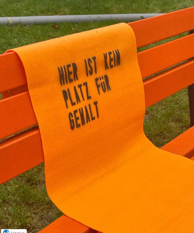 SibylleKeupen's tweet photo. Anlässlich des internationalen Tages gegen #Gewalt an Frauen, haben ZONTA e.V., das #Gleichstellungsbüro der Stadt #Aachen, die Koordinatorinnen für #Bushof #Kaiserplatz/Östliche #Innenstadt "Orangefarbene Bänke" aufgestellt. https://t.co/KepIlgHyhB
