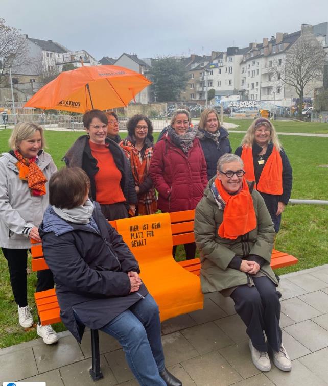 SibylleKeupen's tweet photo. Anlässlich des internationalen Tages gegen #Gewalt an Frauen, haben ZONTA e.V., das #Gleichstellungsbüro der Stadt #Aachen, die Koordinatorinnen für #Bushof #Kaiserplatz/Östliche #Innenstadt "Orangefarbene Bänke" aufgestellt. https://t.co/KepIlgHyhB