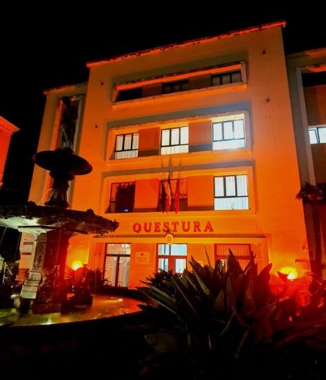 questuracz's tweet photo. Anche quest’anno  #QuesturadiCatanzaro e Commissariato di P.S. di Lamezia sono illuminate di colore arancione in adesione alla campagna “Orange the World” promossa dall’Onu e sostenuta da Soroptimist International Italia, per dire no alla violenza sulle donne.  #questononèamore https://t.co/w94ES8xVrJ