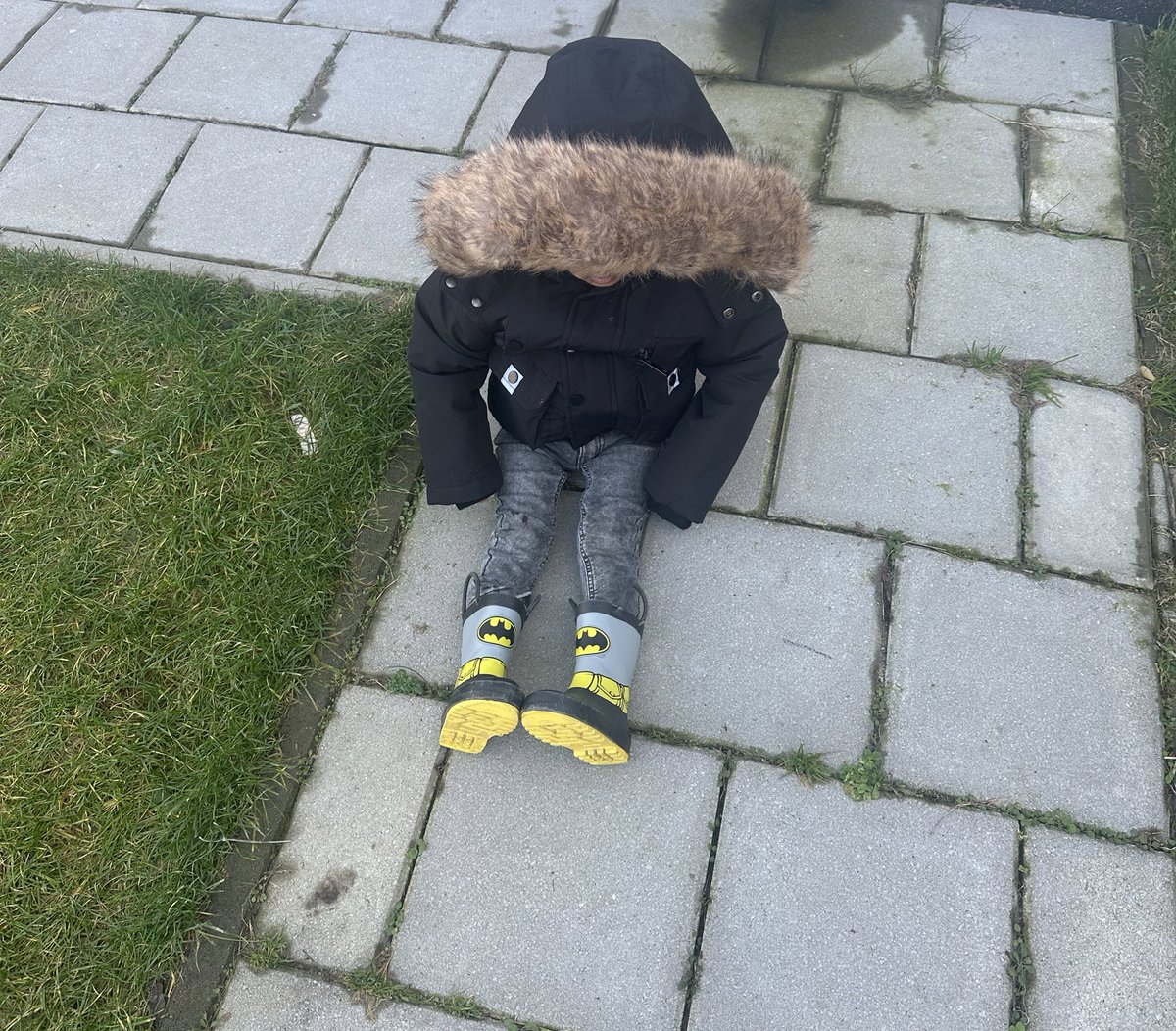 lyd20211's tweet photo. Hij gaat demonstratief op de grond zitten. HELP! 😭😂 https://t.co/NmZZGRDiNE