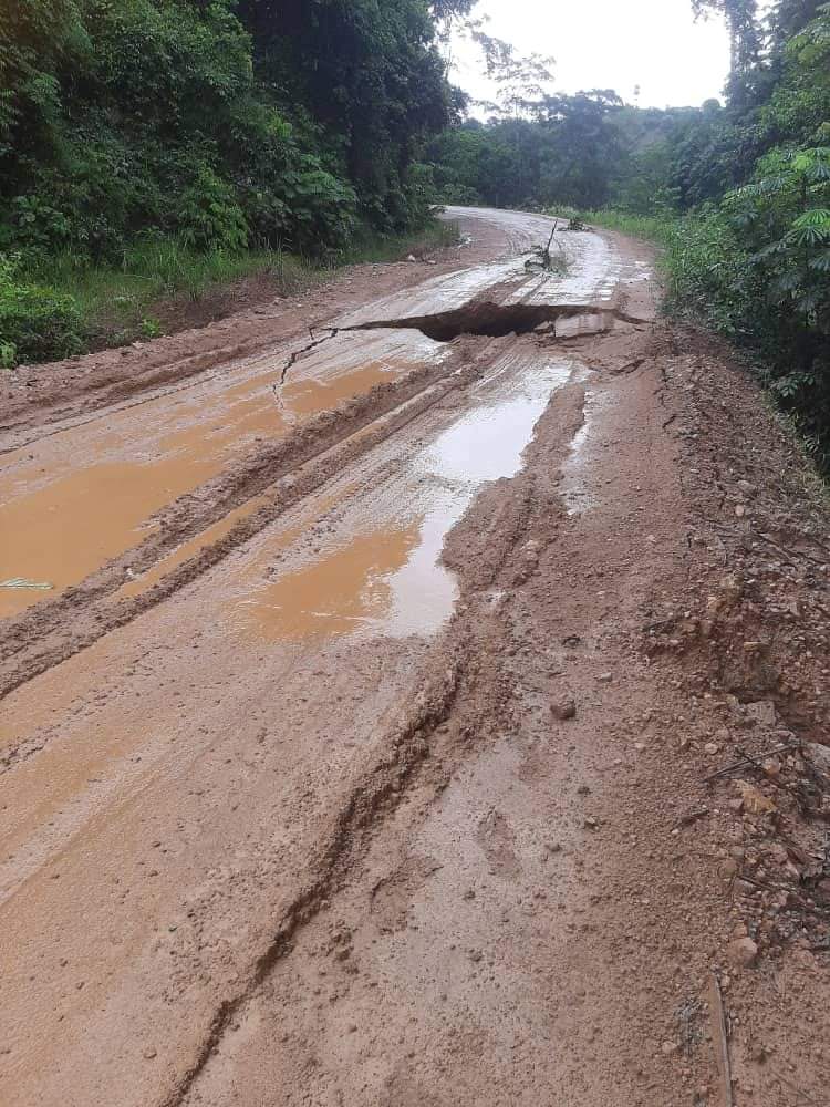 Cosa76's tweet photo. 🔴 Axe Junville - La Lopé...coupé 🛣🚦🚧
#Gabon, pays pétrolier🛢(plus de 60 ans) mais avec des routes d'un pays en guerre
Bravo aux PDGISTES nommés au gouvernement et aux Bongo encore en liberté et aux entreprises FRANÇAISES @GroupeColas @Meridiam #Satom #Sobea travail merdique https://t.co/t8n6ZInPvF