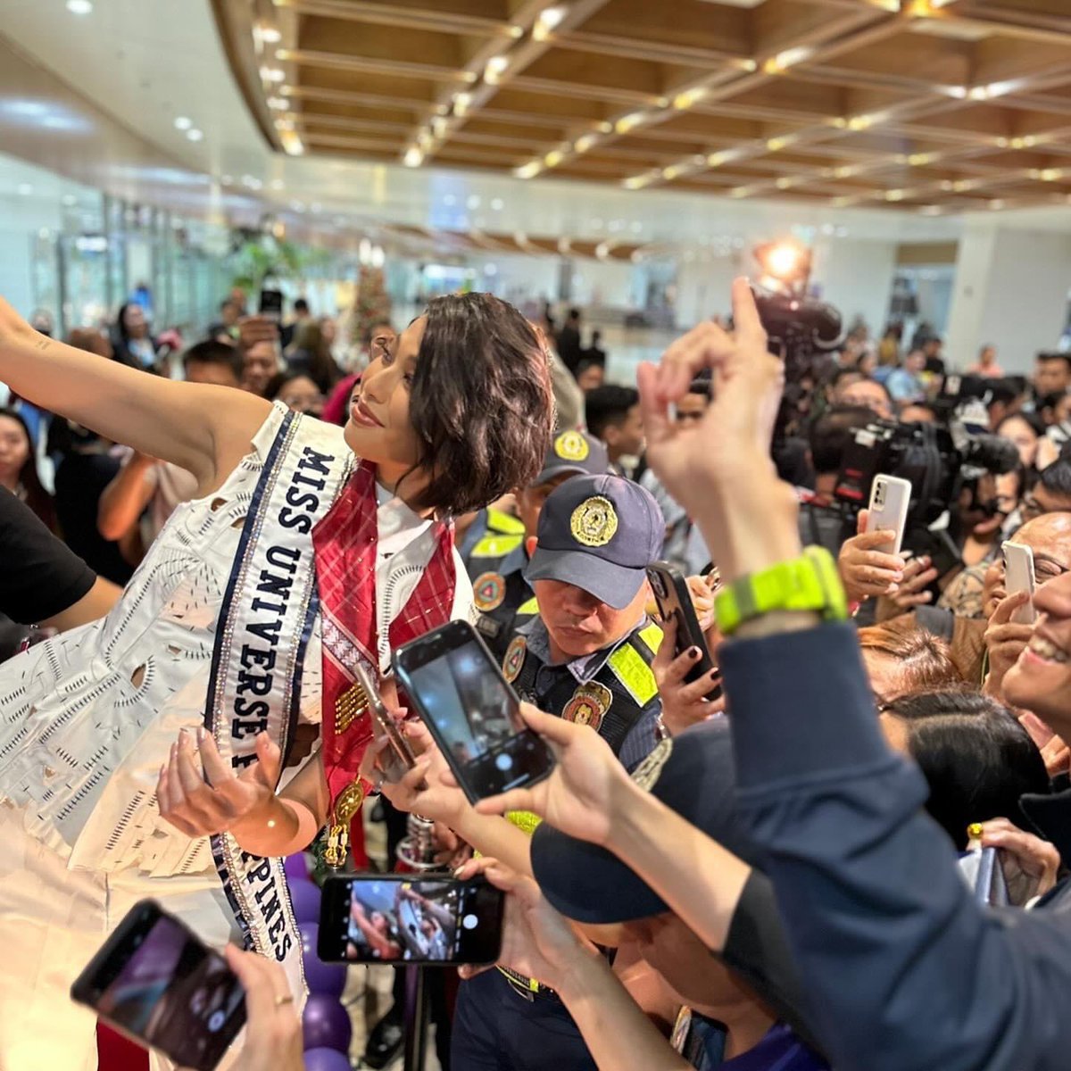 The queen has arrived! 👑

Miss Universe Philippines 2023 Michelle Marquez Dee is finally home after representing our country in the 72nd edition of Miss Universe. 

The crowd cheered as soon as Michelle entered the stage and greeted everyone who came to see her. ✨
