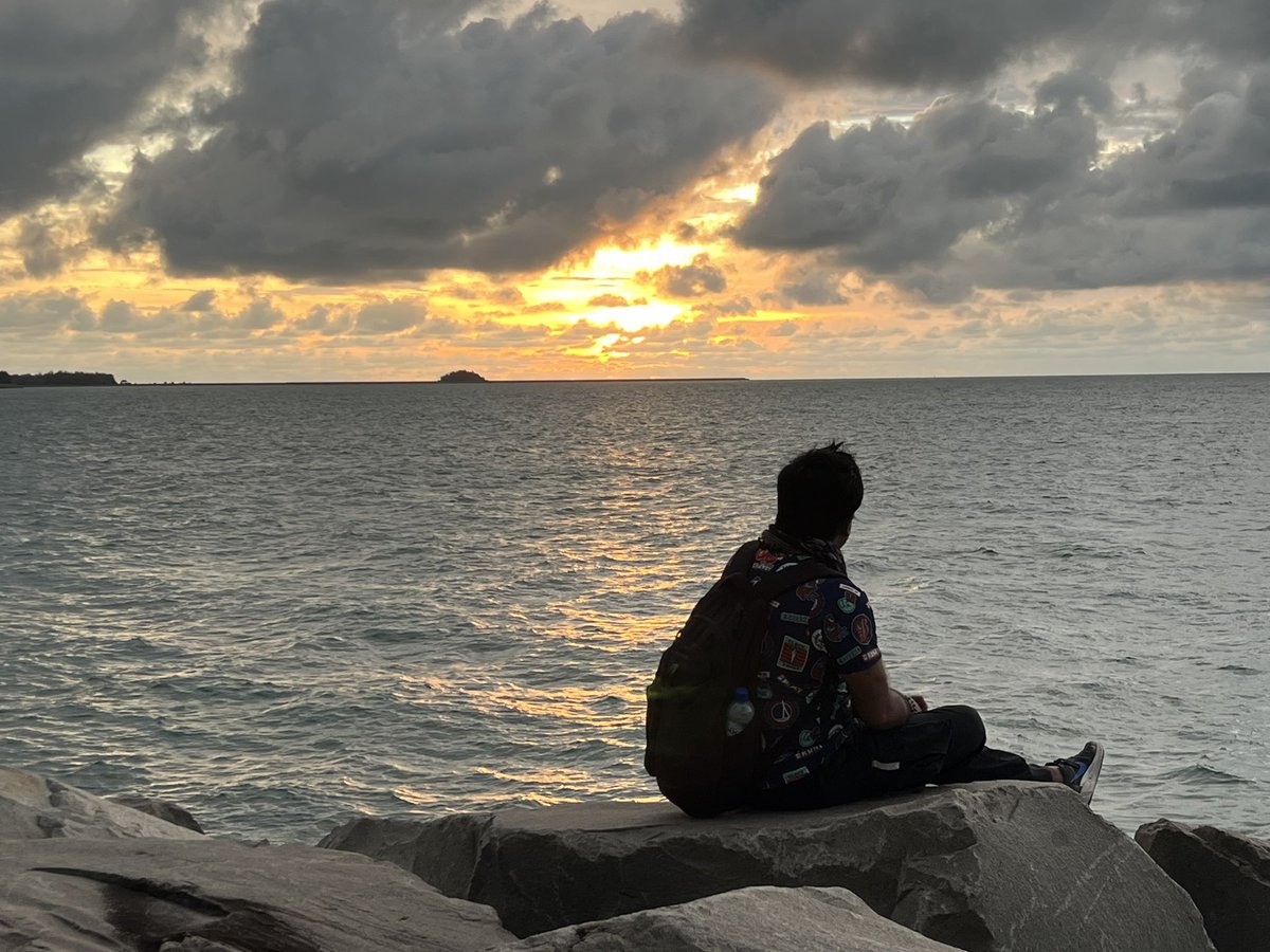 suvvz's tweet photo. The #SouthChinaSea is on fire today as I capture the sunset from #Jerudong in #Brunei #BruneiDarussalam https://t.co/xDChWAph1N