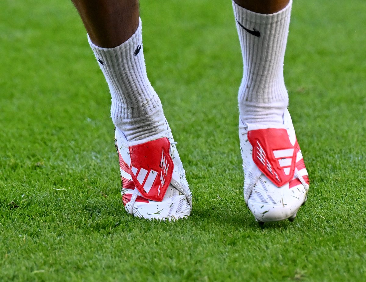 🗓 25 de noviembre de 2023

📌 Hay un jugador de la Premier jugando con estas botas.

¿Sabes quién es? 🤔