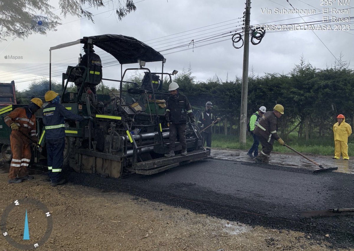 CundinamarcaGob's tweet photo. #FelizSábado☀️| Desde @ICCUGOB en la provincia de Sabana Occidente, en la vía El Rosal - Subachoque, continuamos a paso firme con obras de mejoramiento como la conformación y compactación de base granular, además de la instalación de mezcla asfáltica. #Plan500 #RegiónQueProgresa https://t.co/gdKWl438sW