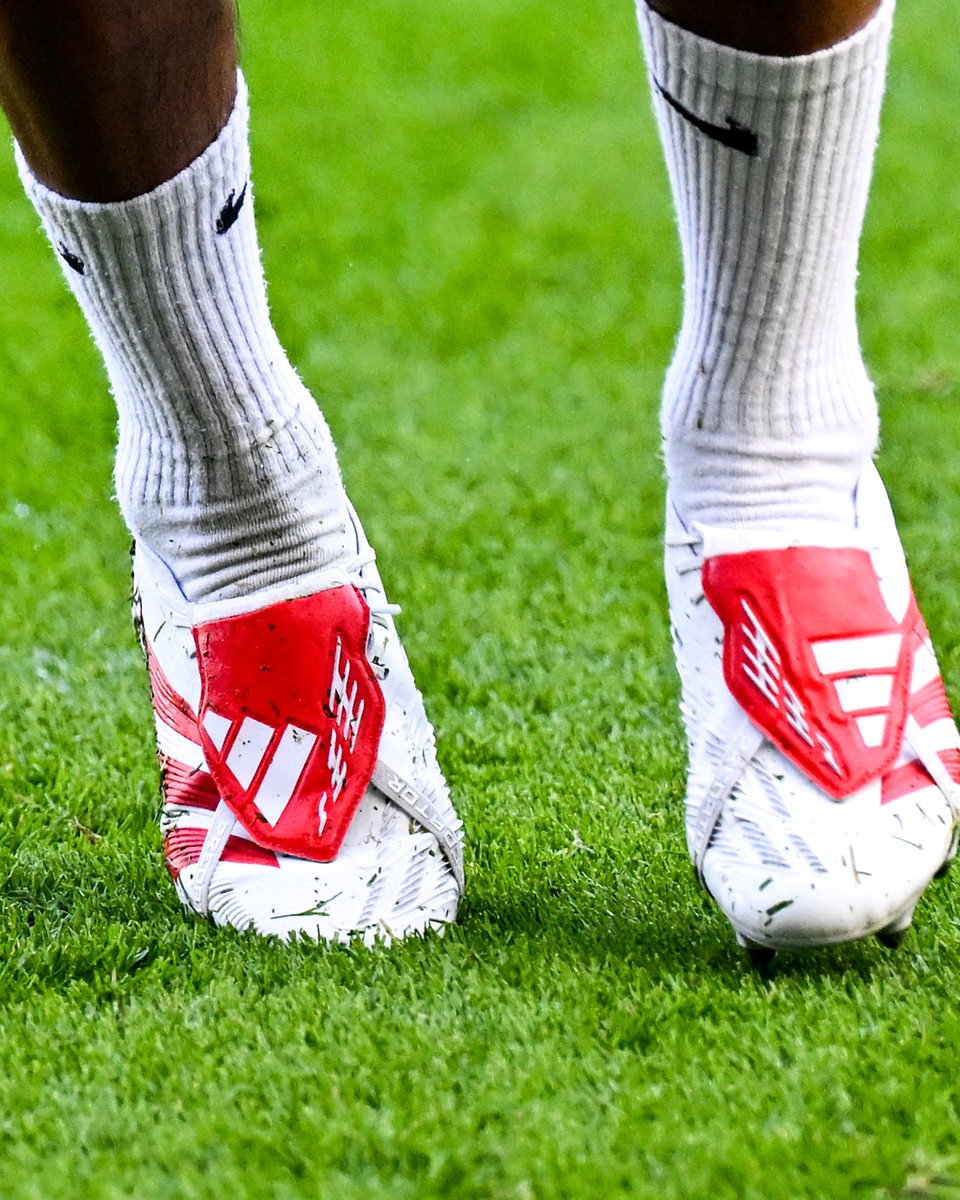 brfootball's tweet photo. Trent pulled out the adidas Predators 👟 https://t.co/D670RkfIbl
