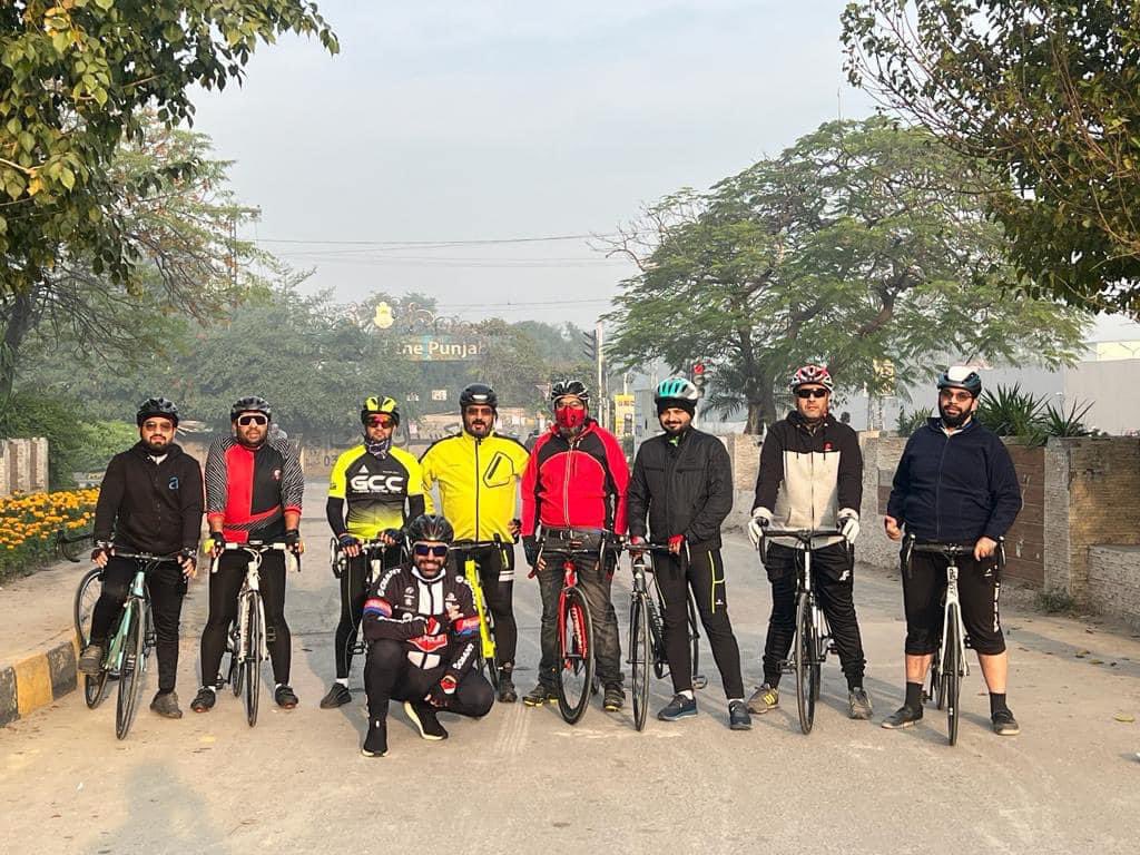 gulbergcycling's tweet photo. This Saturday we changed our standard coffee loop to a Special Nehari Loop at Waris Nehari, Allama Iqbal Town!
Started off in the morning with an easy paced Canal Loop and ended up with scrumptious Nehari lead by @jay_nasir @tauseef82 & @arif2981
#teamgcc #coffeeloop #cycling https://t.co/MXATUnlMYg