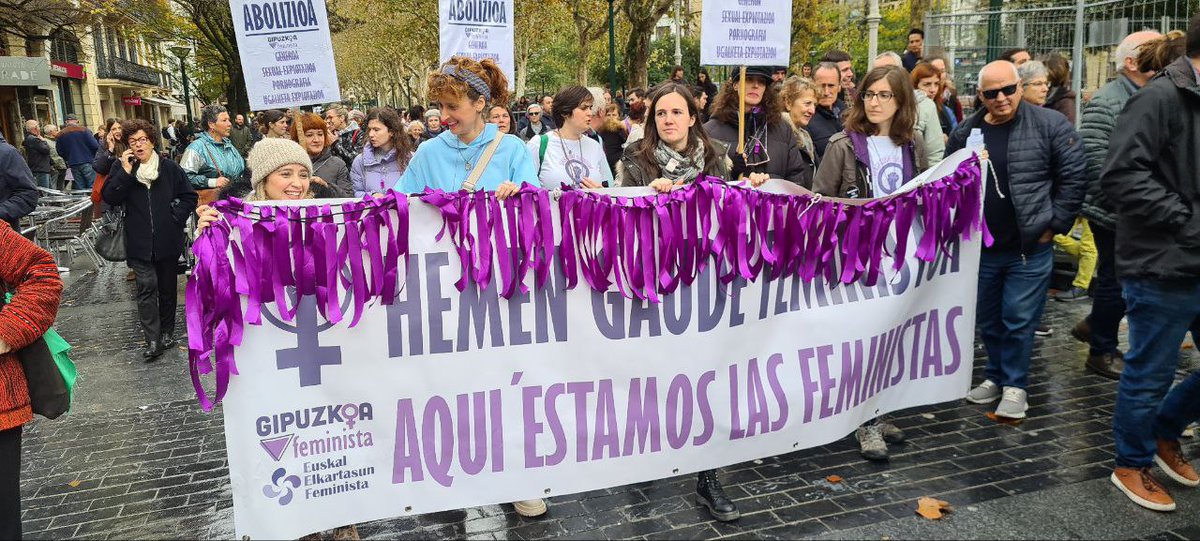 pce_epk's tweet photo. Indarkeria matxisten aurka.
En marcha las movilizaciones #25N Elkarrekin borrokan.
En la calle contra la violencia machista #Gasteiz #Donostia
#A25 Emakumeen aurkako indarkeria ezabatzeko Nazioarteko Eguna.
Esta tarde no faltes en
#Bilbo #Irunea https://t.co/YqVlNa0Jdf
