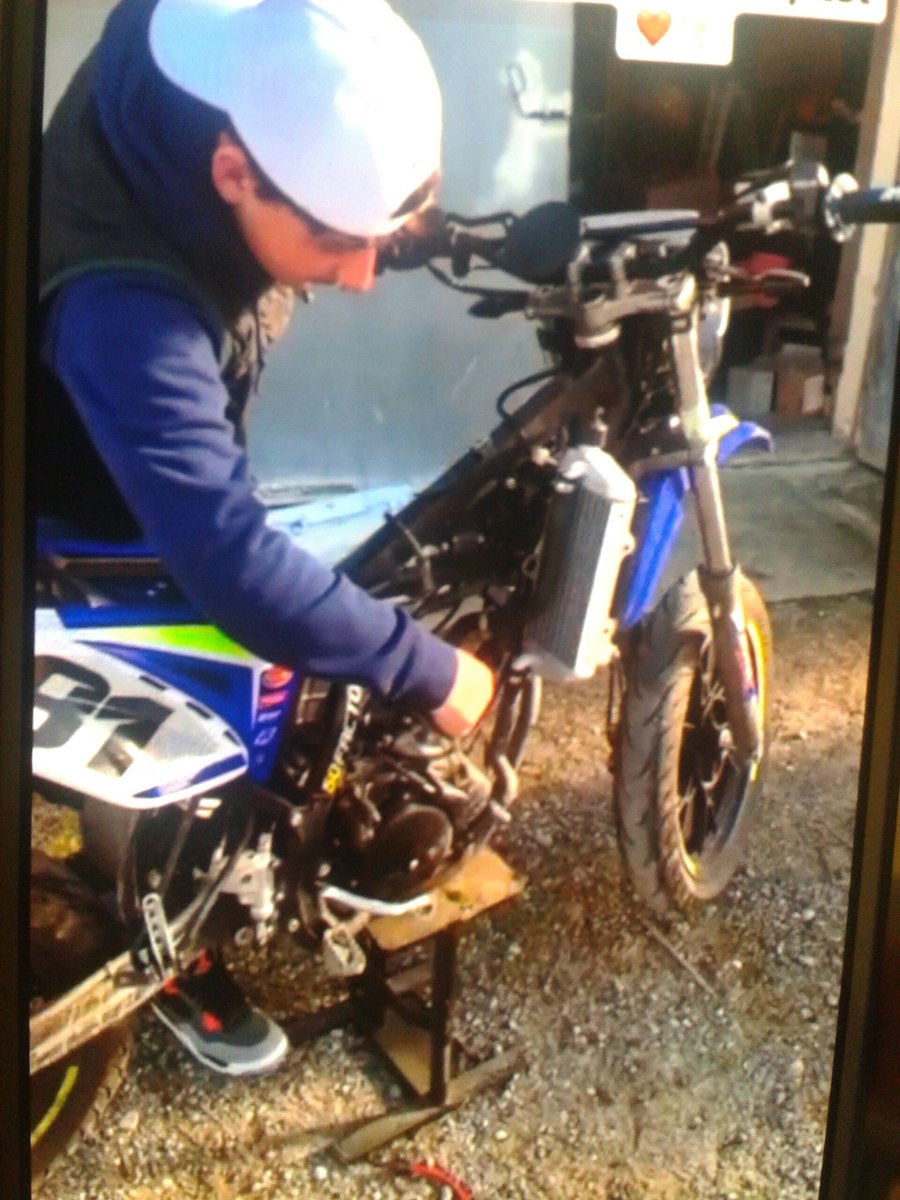 silver__pronos's tweet photo. faire un fuck, faire le signe JUL, faire de la moto-cross, porter du nike TN, mettre la casquette à l'envers,  porter une sacoche, "c'est un style de racaille" 😂
OK donc votre thomas c'était une racaille ?

PS : la 1ere photo c'est celle médiatisée 😂

#Crepol #Thomas #Drome https://t.co/pqhgfFAPNl