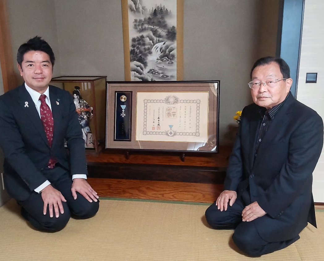今秋、天皇陛下から叙勲された皆様のお祝いへ。
伝達式や拝謁に行かれた方々もおり、緊張感やその前後のお話を伺うだけでもとても興味深い。
皆様が例外なく仰るのは「周りのおかげ」という言葉。ご家族や職場、地縁の方々の理解や協力無くして受賞は無かったと。その姿勢に私も身が引き締まります。