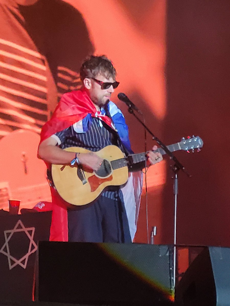 felestay's tweet photo. @blurofficial @Damonalbarn @grahamcoxon @alexjameshq @DaveRowntree Que manera de celebrar el cumpleaños. Thanks cabros!! #Blur #blurenchile #FaunaPrimavera #Chile https://t.co/AZDKXhSVWD