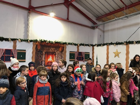 Quel  plaisir de voir les enfants de l'école Notre Dame de la Faye chanter  tour à tour des mélodies de Noël à l'occasion du marché de Noël de la  commune d'Aurec. Merci aux nombreux parents venus les applaudir ainsi  que ceux de l'APEL mobilisés pour régaler les papilles.