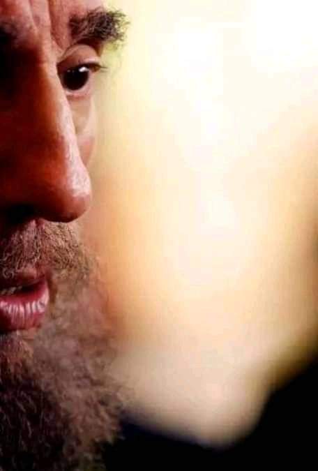 Es una realidad "Hay miradas inolvidables, miradas que enseñan a amar, miradas eternas. Cómo olvidar la mirada de un padre?, cuando con ella te dice: Sigo a tu lado. Por miradas como esas darías la vida". 
#FidelEntreNosotros
#FidelPorSiempre