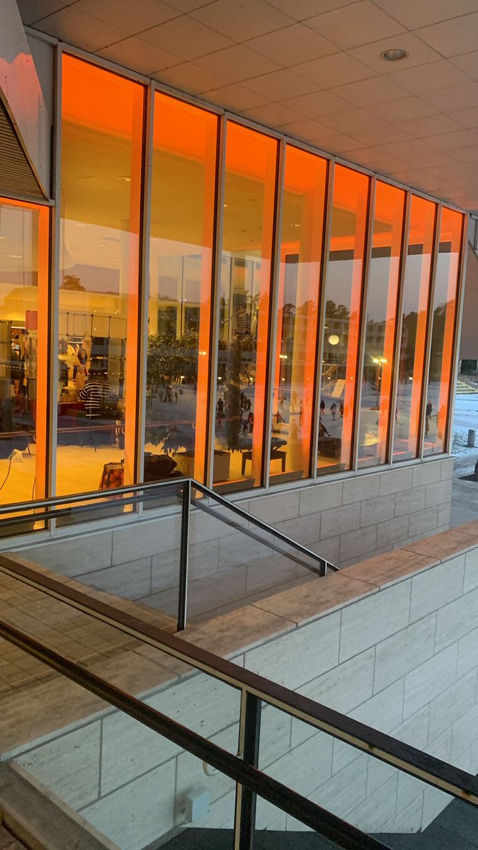 Cosvision's tweet photo. YK:n kansainvälinen Oranssit päivät -kampanja näkyy myös Espoon kulttuurikeskuksessa. Vuosittainen 16 päivän mittainen Oranssit päivät -kampanja naisiin kohdistuvan väkivallan lopettamiseksi alkaa kansainvälisenä naisiin kohdistuvan väkivallan vastaisena päivänä 25.11. ja > https://t.co/5mCRC9JTQV