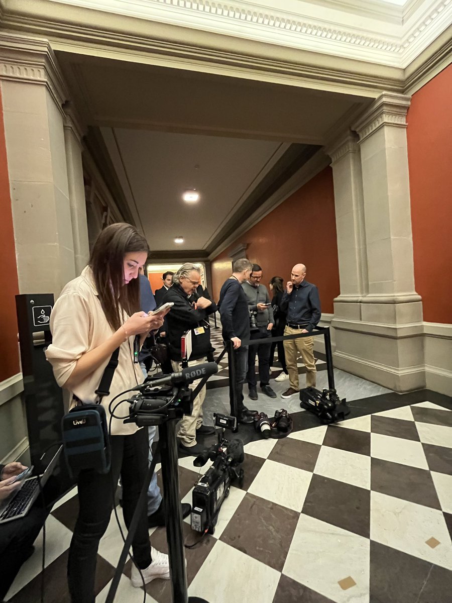 liebe <a href="/spschweiz/">SP Schweiz</a>, kommt doch mal langsam zu einer entscheidung, wir warten hier seit fast 3 stunden, merci! 🙏