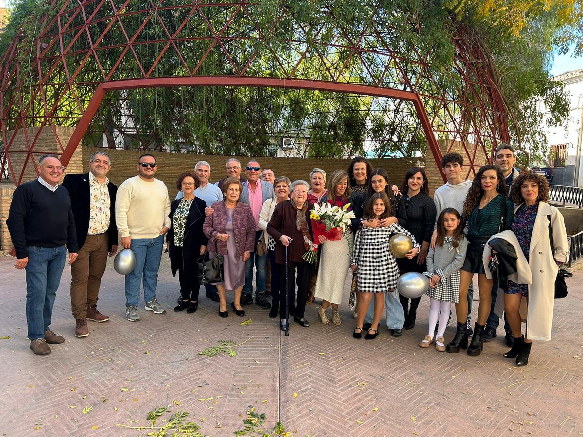 JMtnezNunez's tweet photo. Hoy se nos va a hacer oscuro
Celebramos la familia el #90Cumpleaños de mi madre . 
Vaya sorpresa se ha llevado !!!!
Salud y gracias https://t.co/1UmDQLi5jG